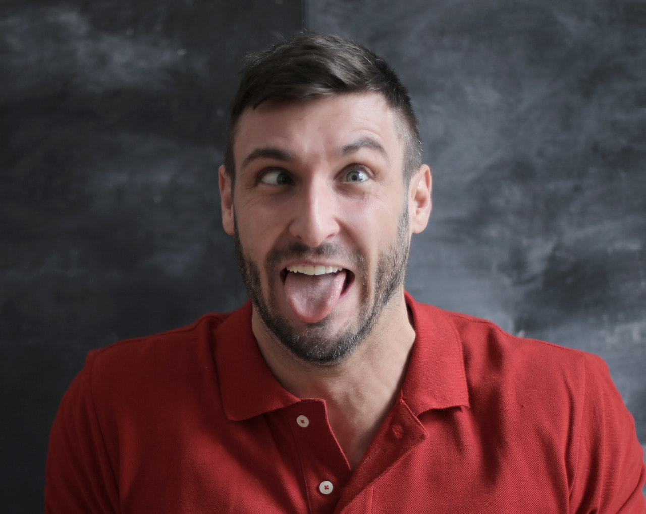 Man sticks out his tongue - causes and solutions for bad breath